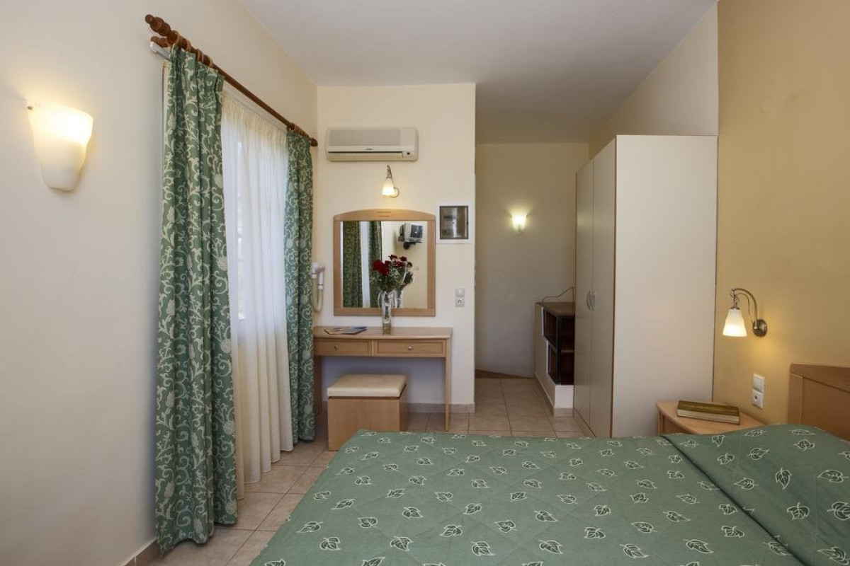 Alonia Studios and Maisonettes (Tolo)