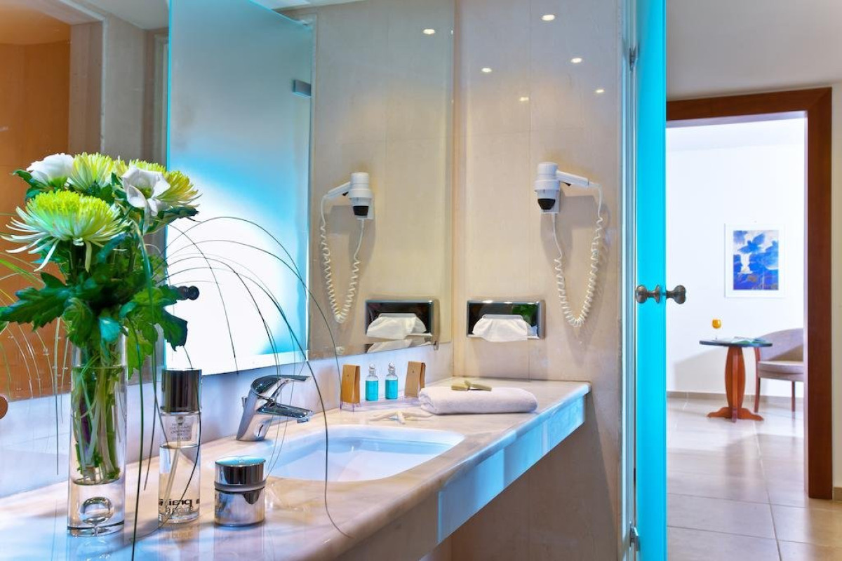Apollonia Beach Resort and Spa (K)