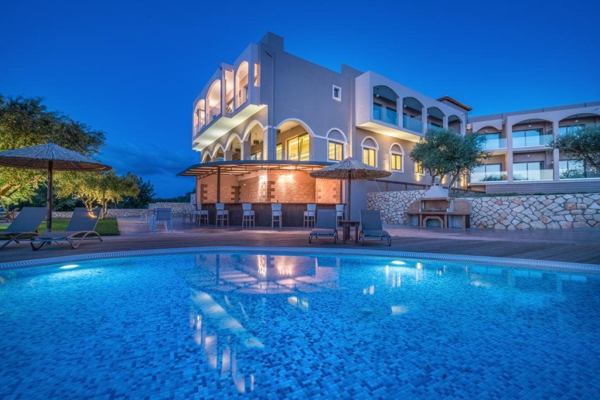 Elegance Luxury Suites (Tragaki)