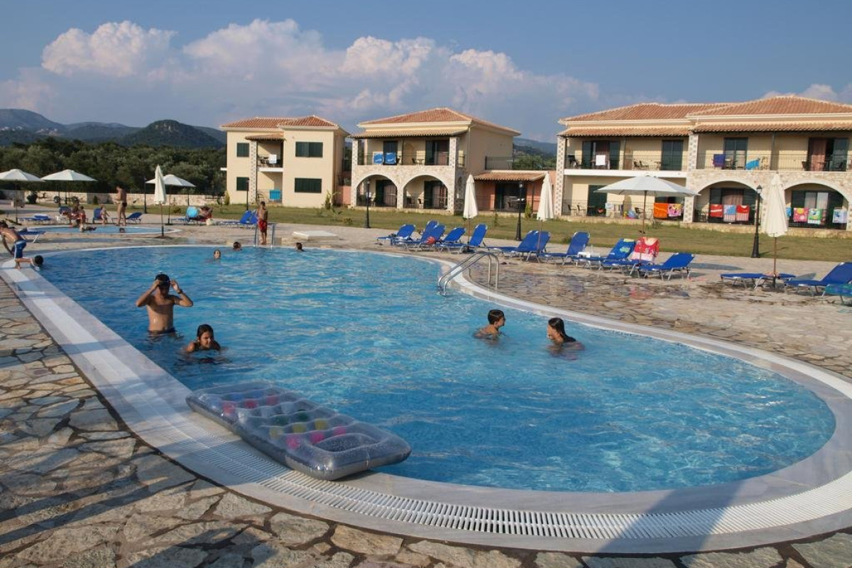 Perdika Resort (Karavostasi)