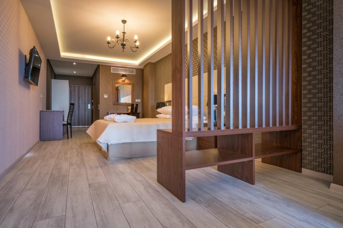 Elegance Luxury Suites (Tragaki)