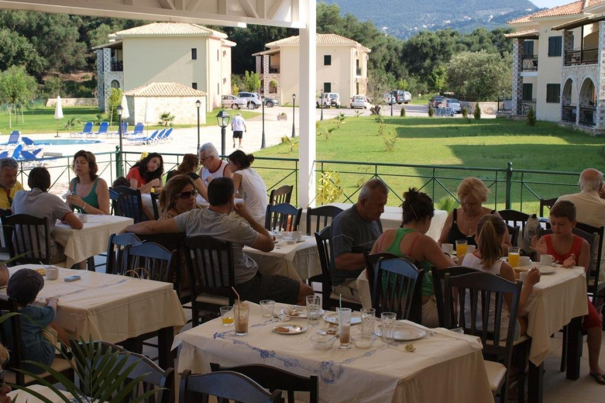 Perdika Resort (Karavostasi)