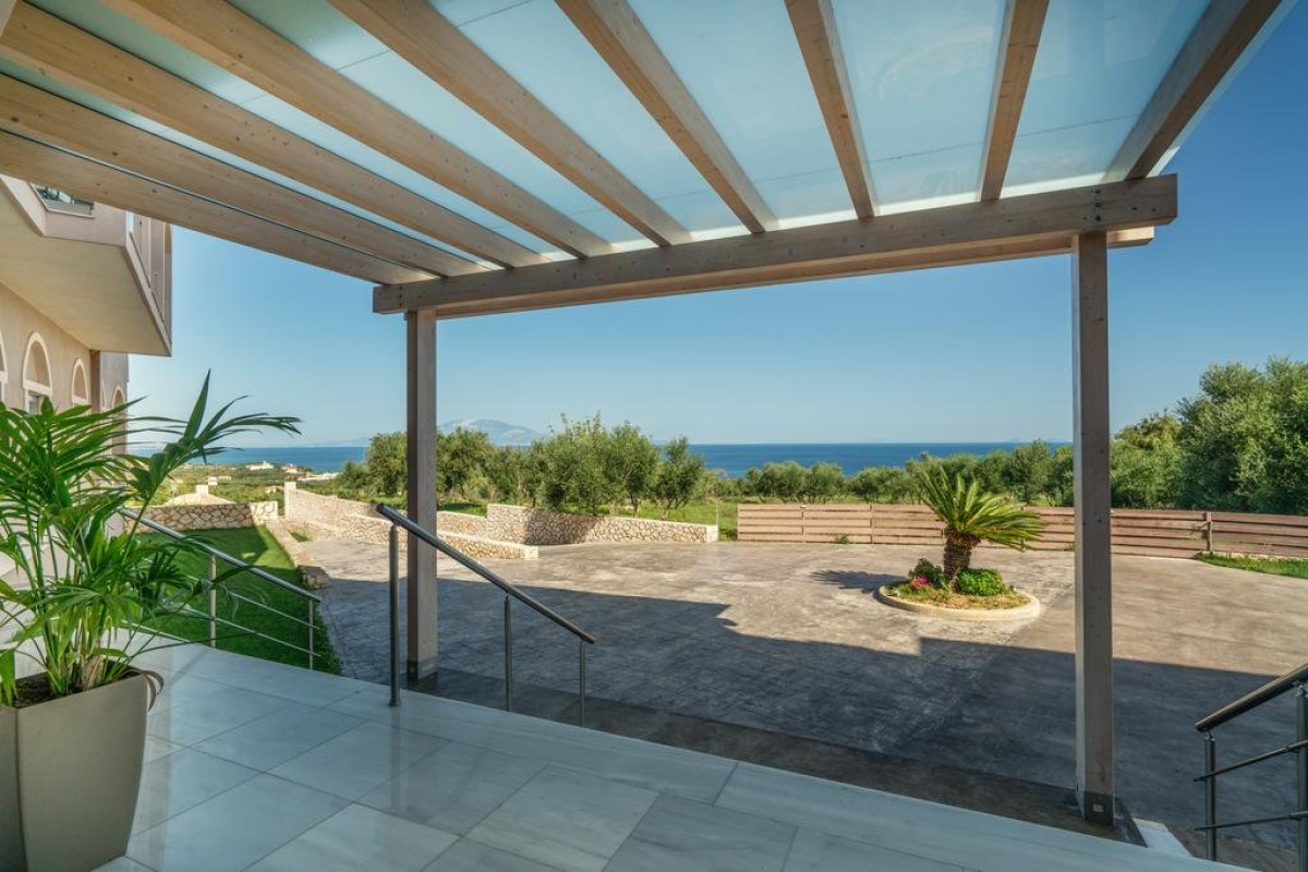 Elegance Luxury Suites (Tragaki)