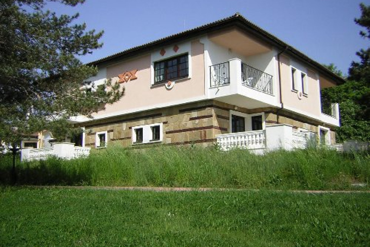 HOLIDAY VILLAGE