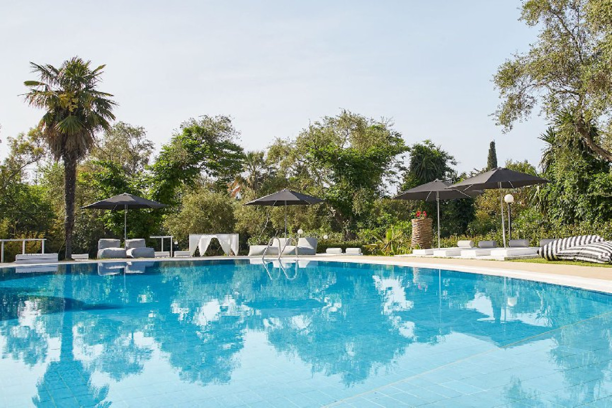 Mr And Mrs White (Adults Only 16+) (Acharavi)