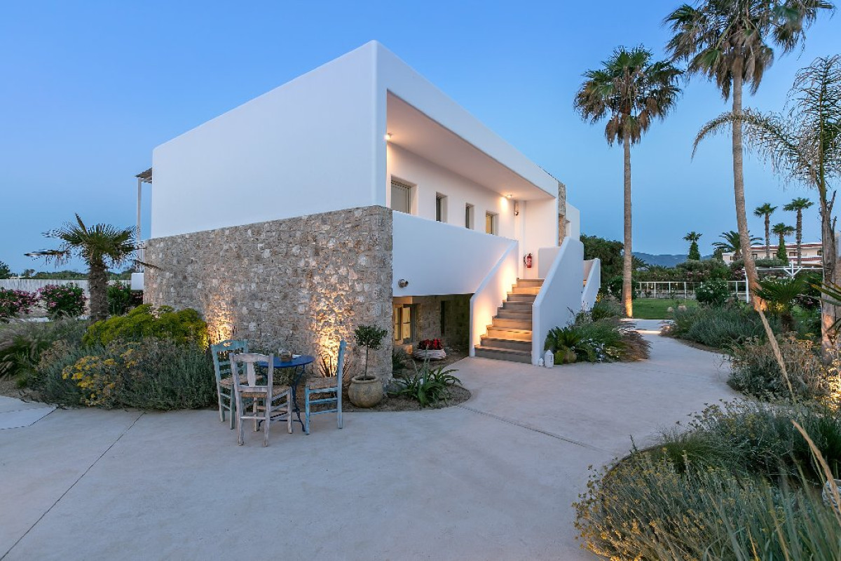 White Pearls Luxury Suites