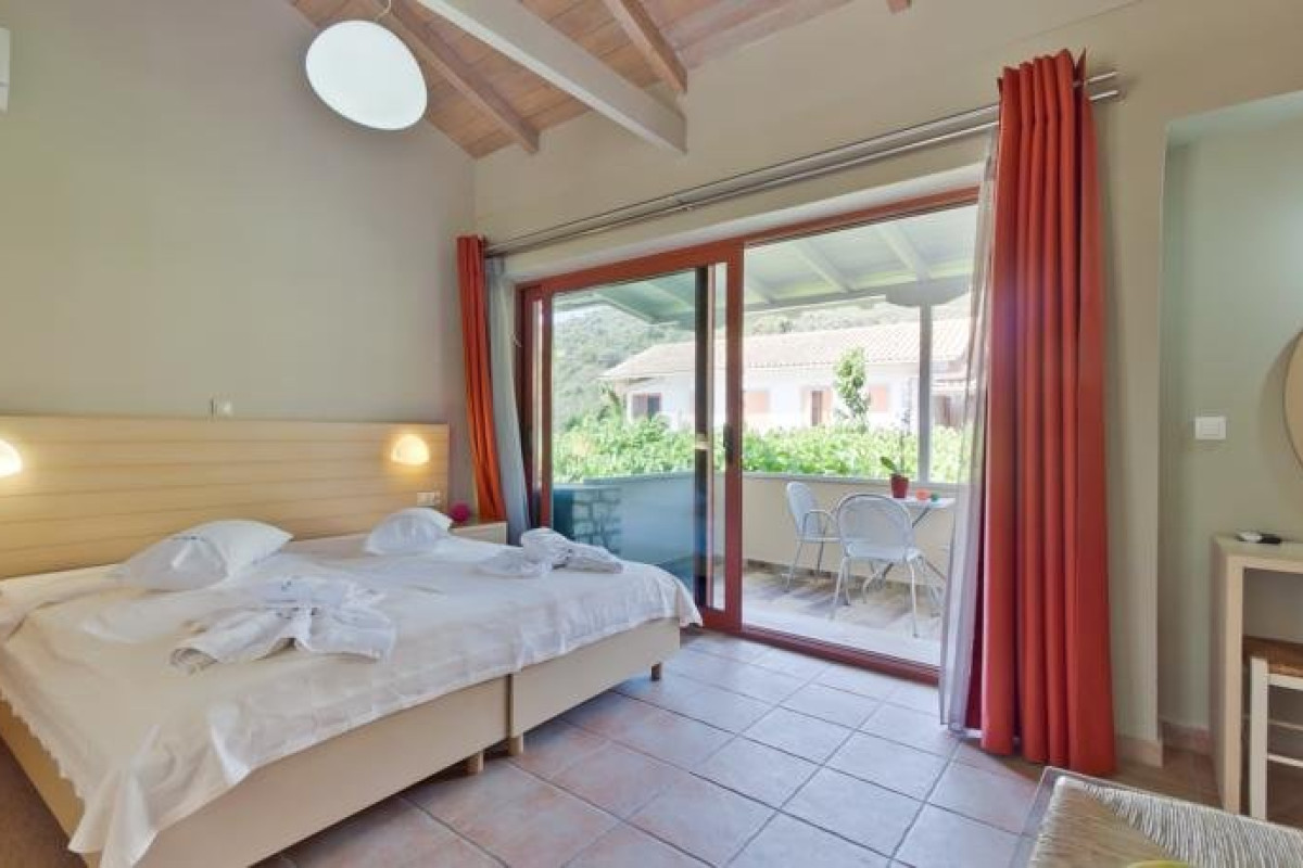 ROUDA BAY BEACH HOTEL (Mikros Gialos - Poros) (F)