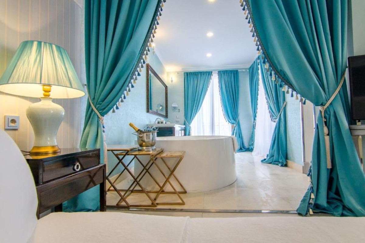 Phoenicia Boutique cm