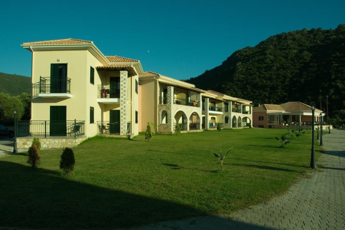 Perdika Resort (Karavostasi)