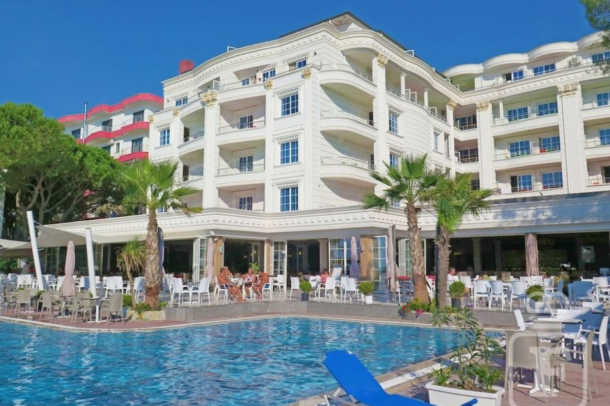 Fafa Premium Hotel (Golem)