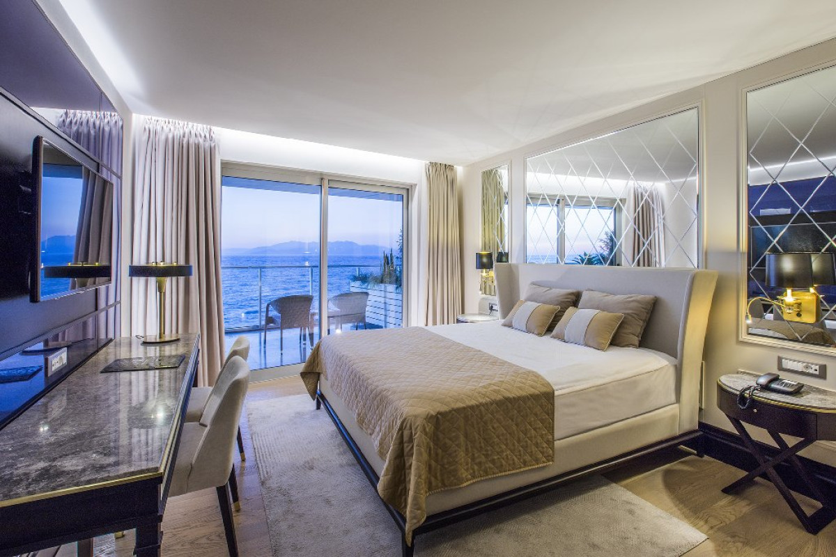 CHARISMA DELUXE HOTEL
