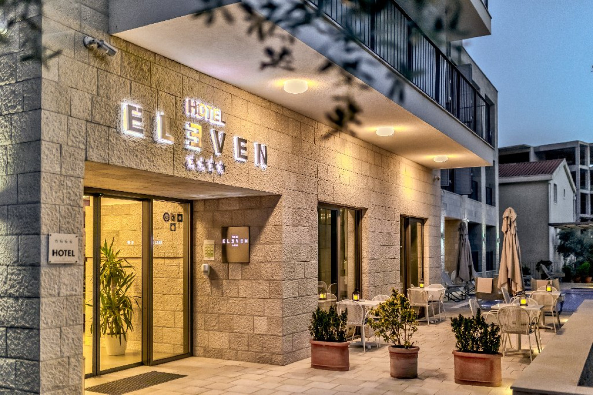 Eleven (R)