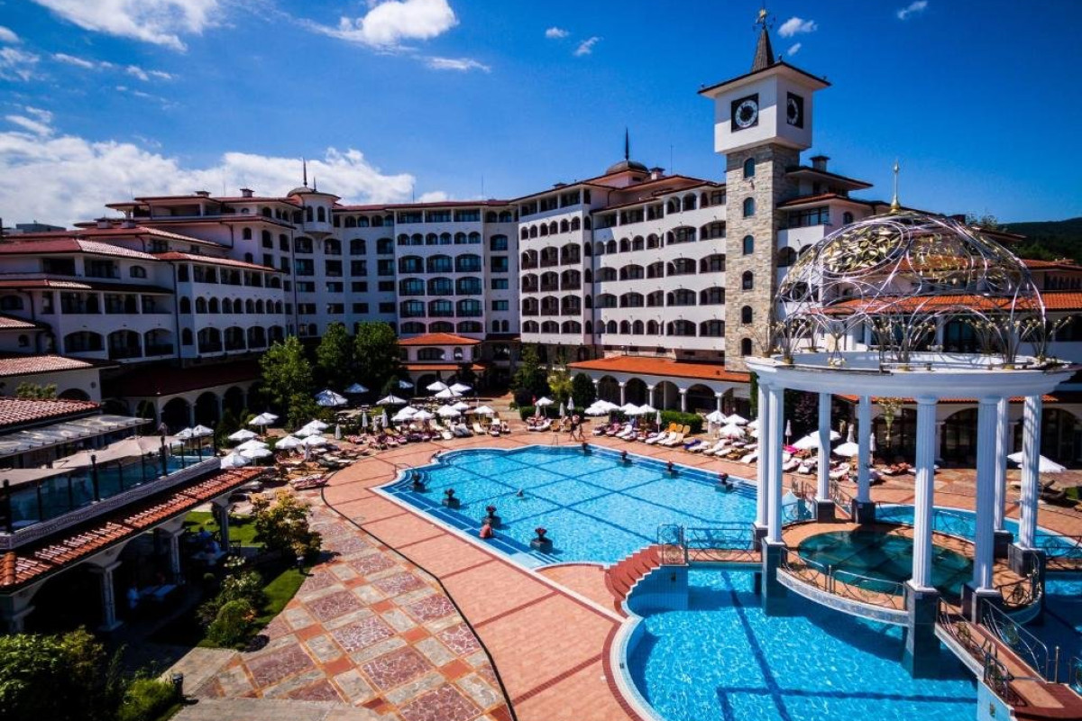 Royal Palace HELENA SANDS