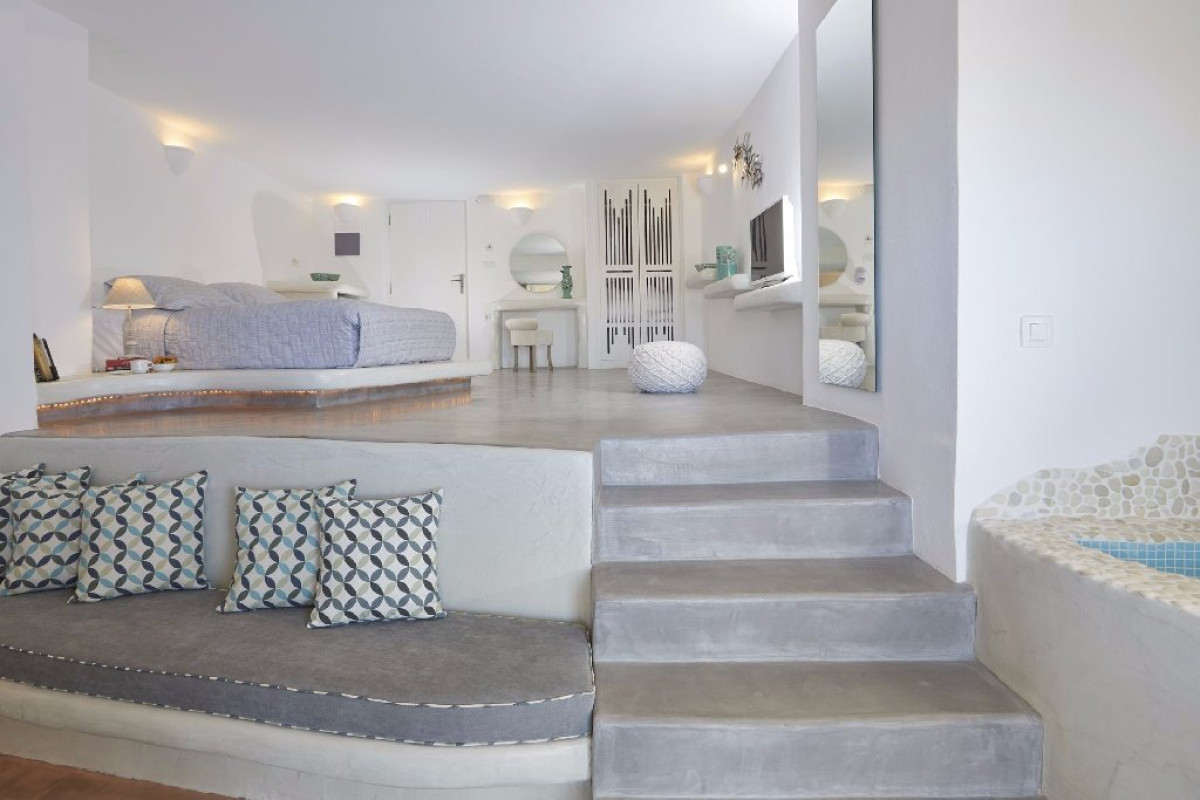 Suites of the Gods Cave Spa Hotel (Megalochori - Santorini)