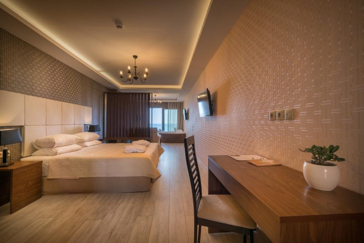 Elegance Luxury Suites (Tragaki)