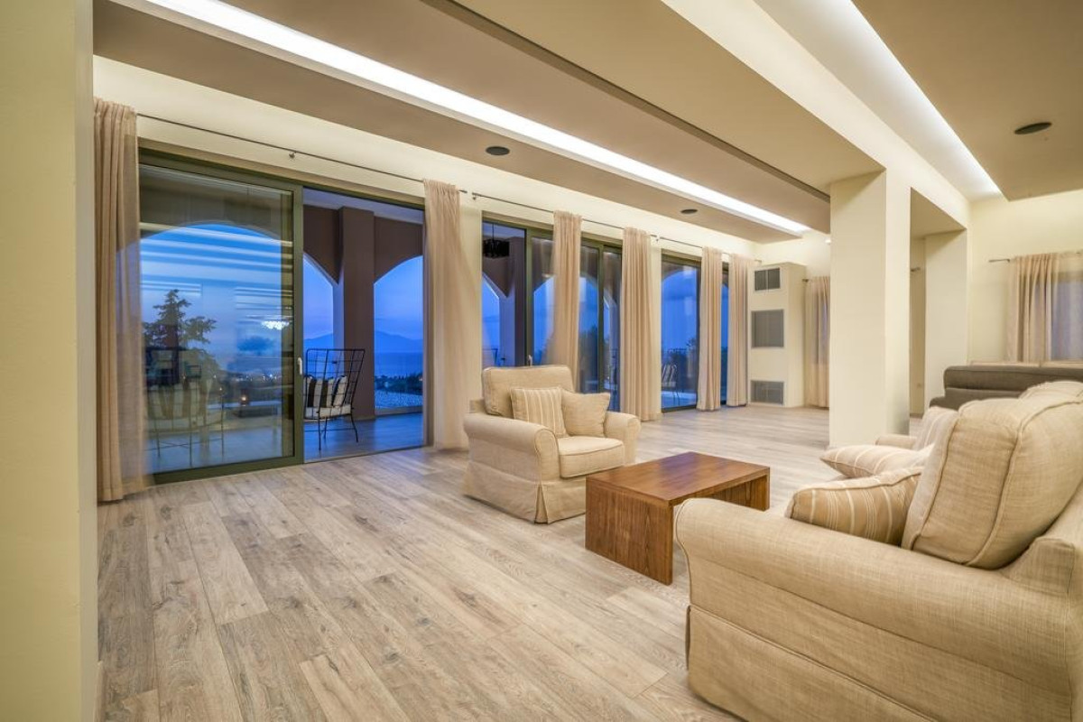 Elegance Luxury Suites (Tragaki)