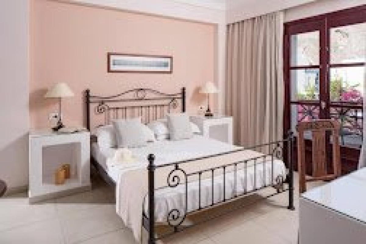 Veggera Hotel (Perissa Santorini)