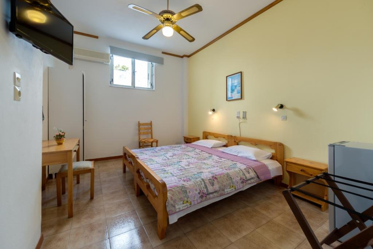 Akis Hotel (Kamari Santorini)