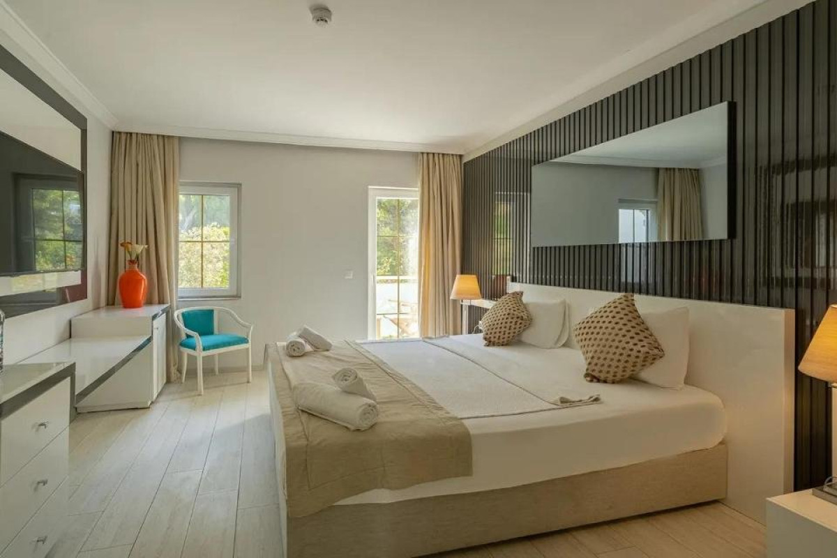 GOLDEN BEACH HOTEL