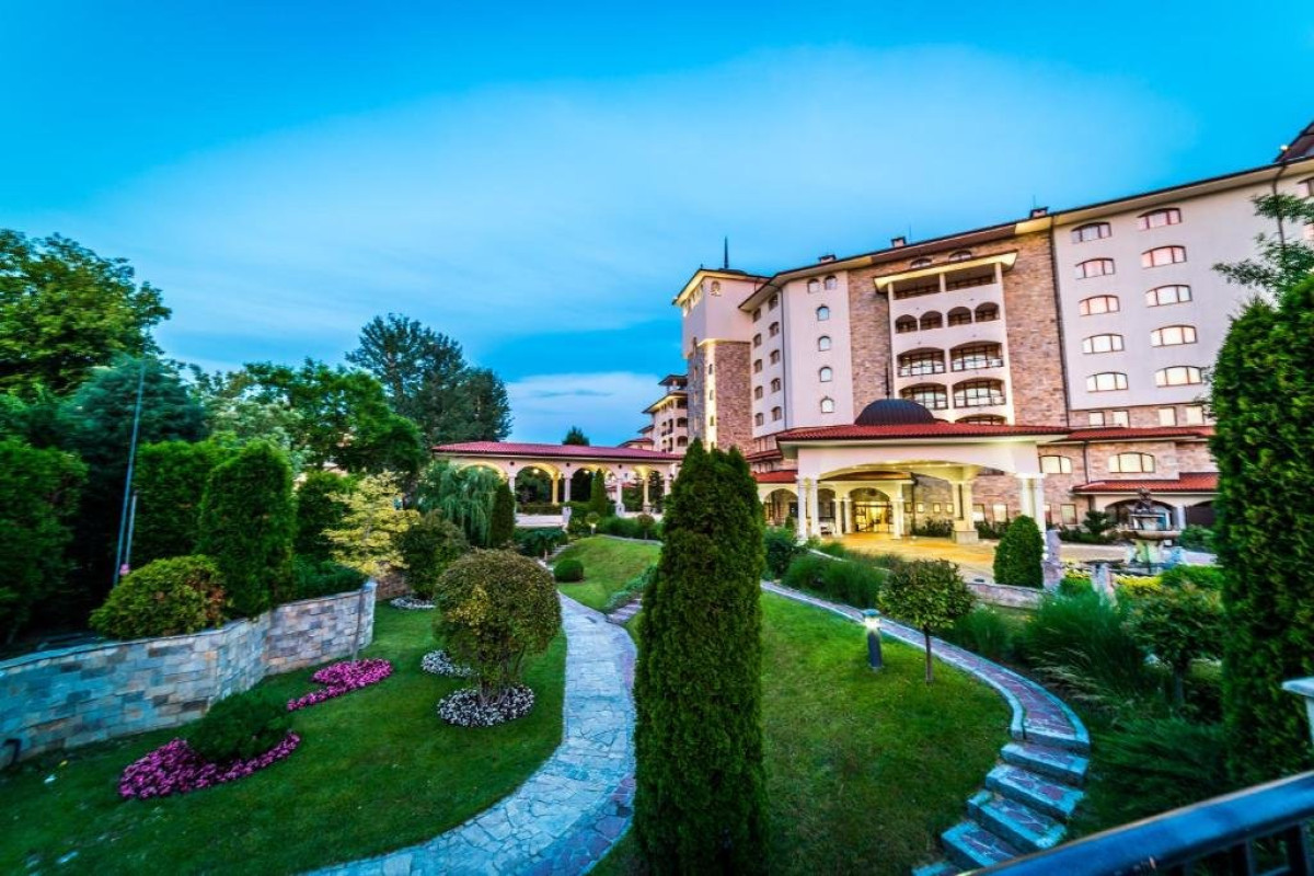 Royal Palace HELENA SANDS