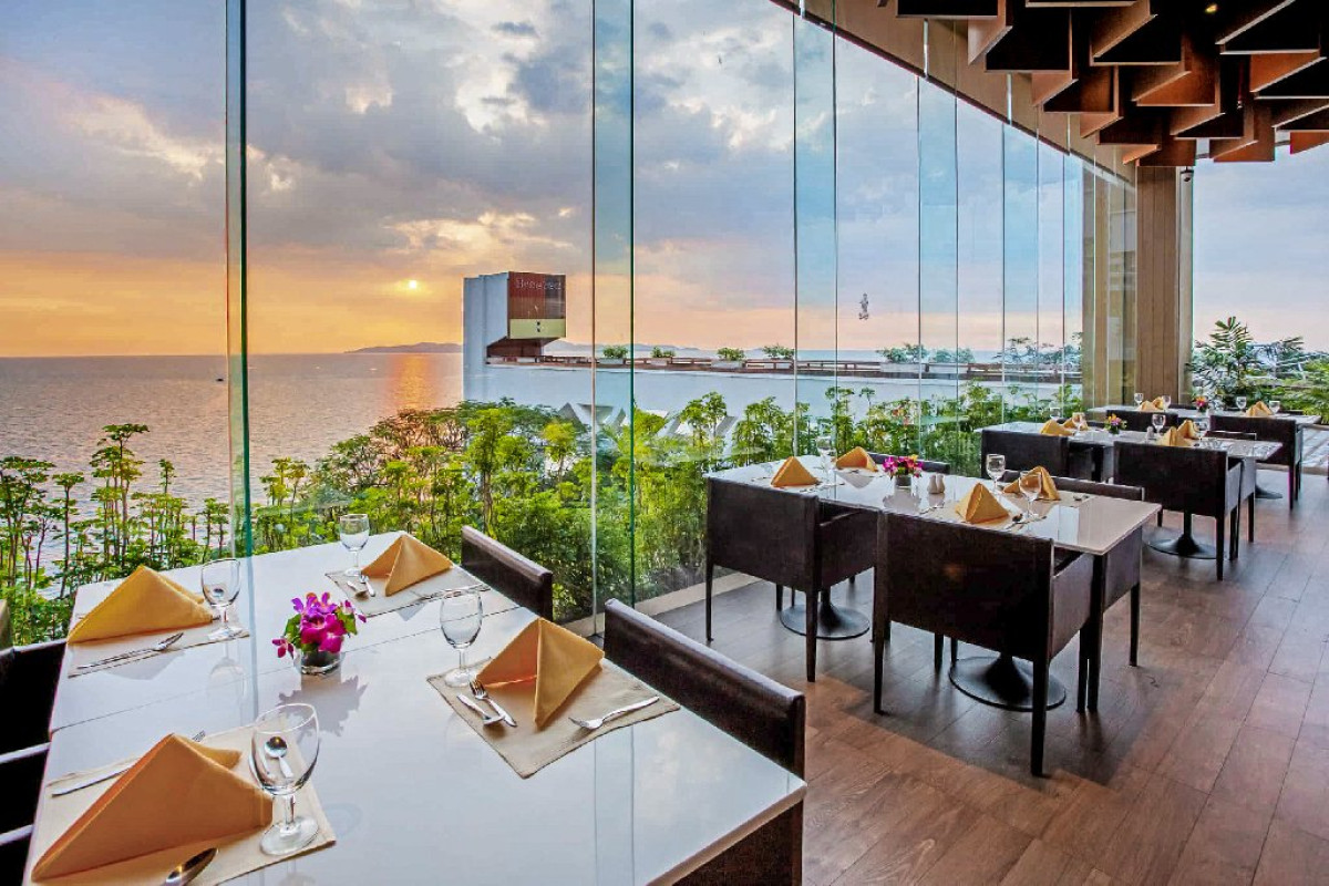 ROYAL CLIFF BEACH HOTEL