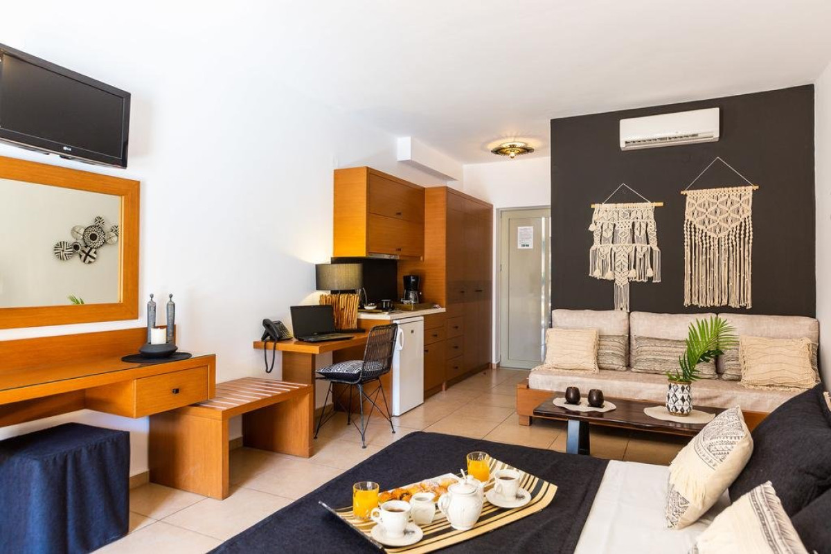 Nostos Beach Boutique (K)