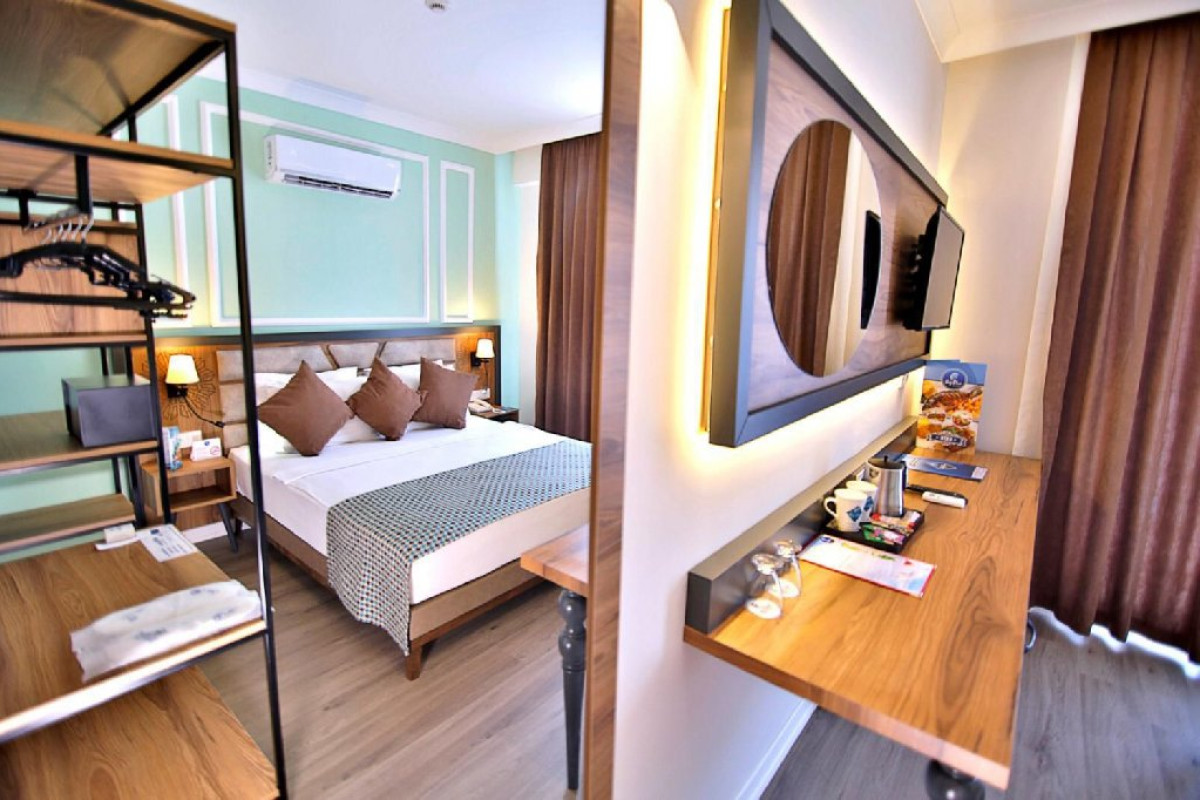 CLUB BIG BLUE SUITE HOTEL