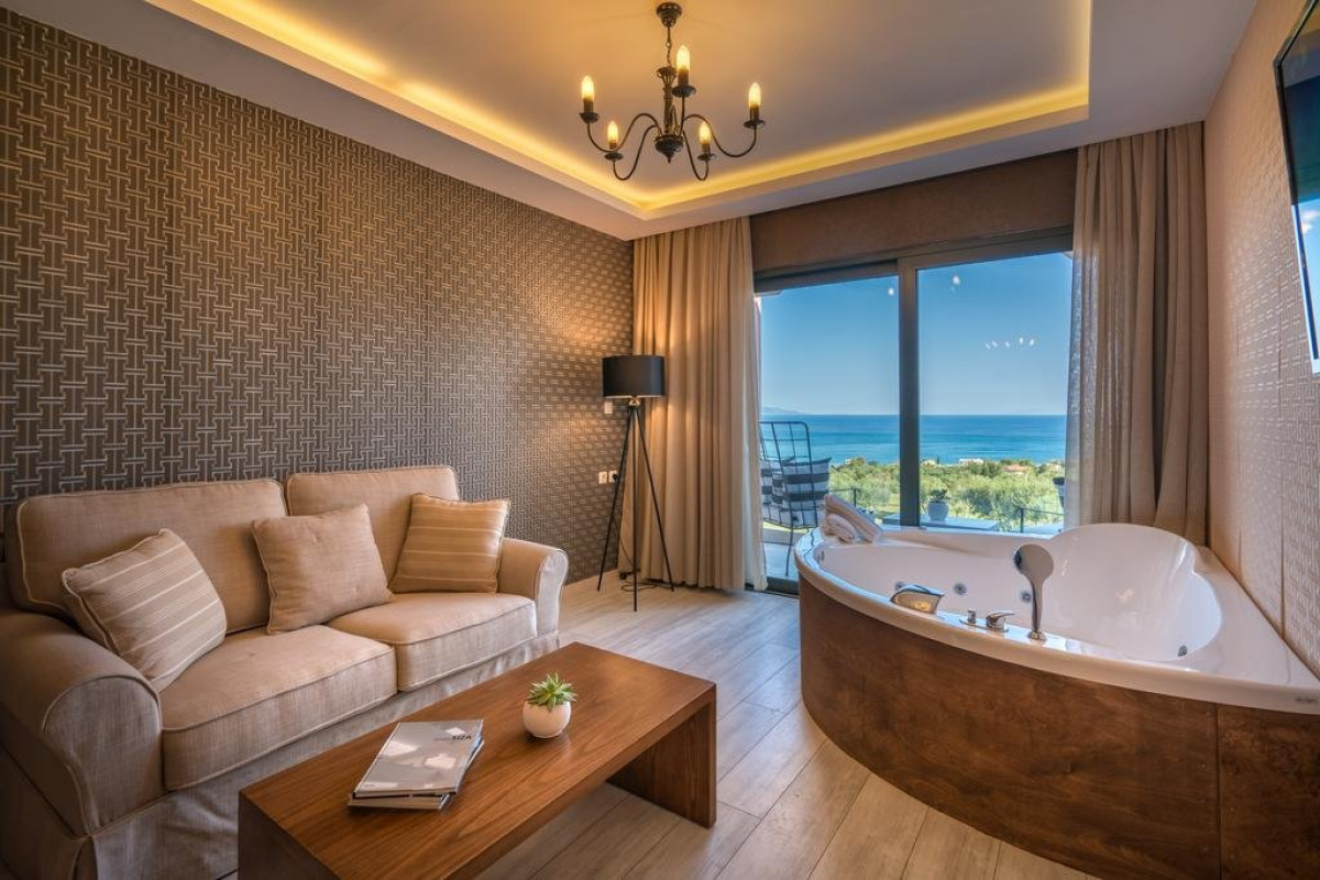 Elegance Luxury Suites (Tragaki)