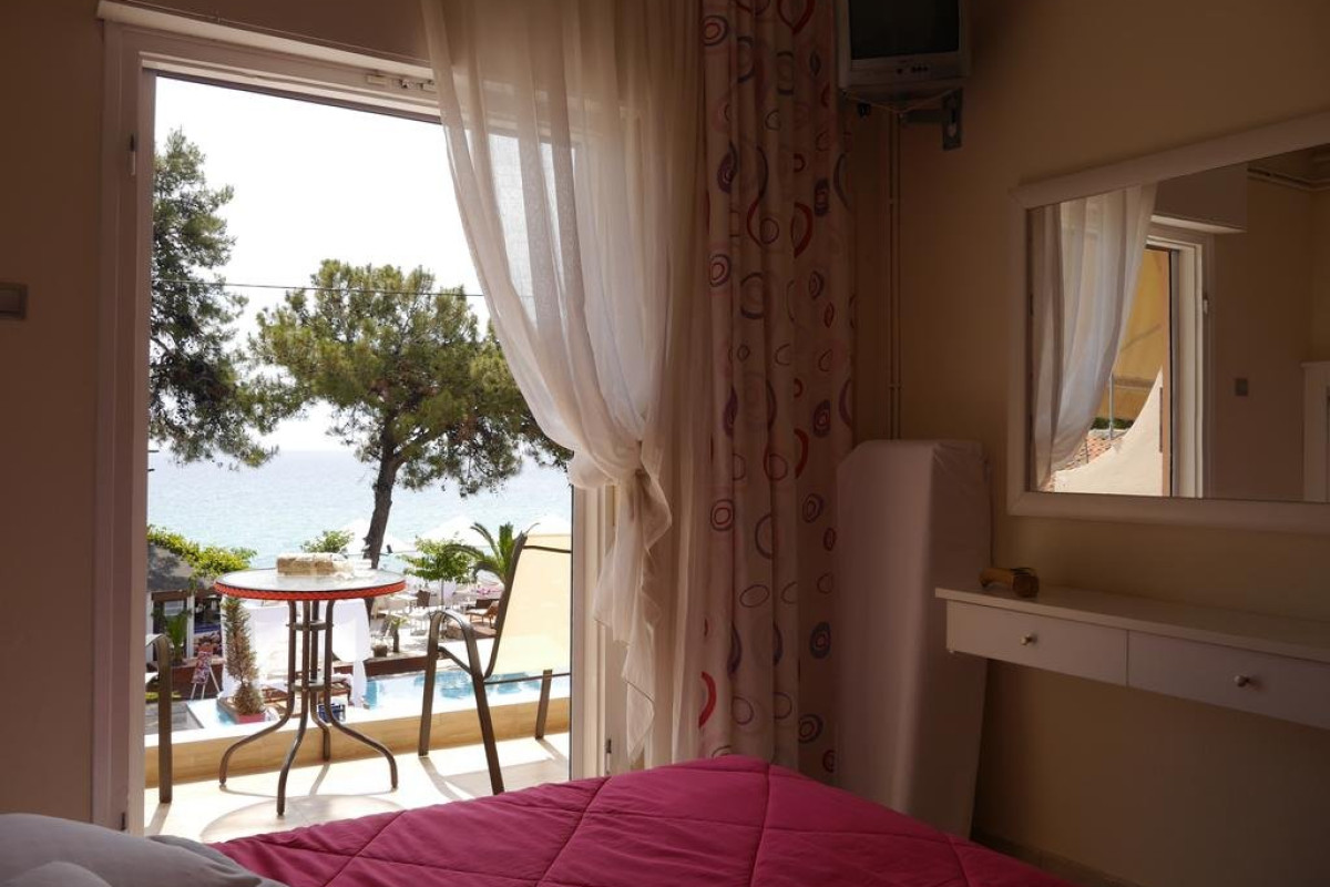 Kapahi Beach Hotel ( Pefkari)