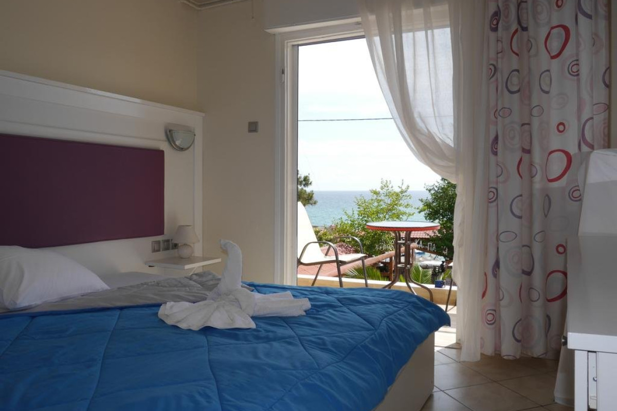 Kapahi Beach Hotel ( Pefkari)