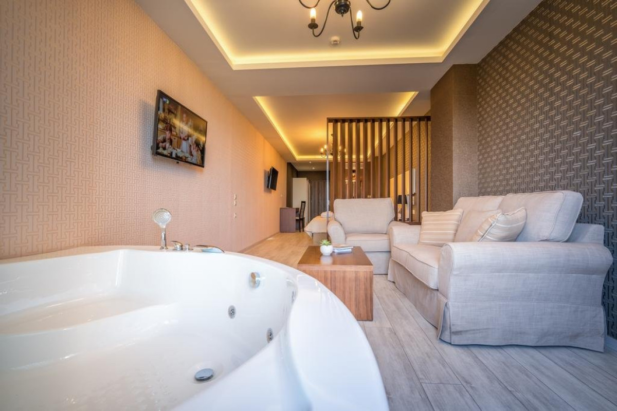 Elegance Luxury Suites (Tragaki)