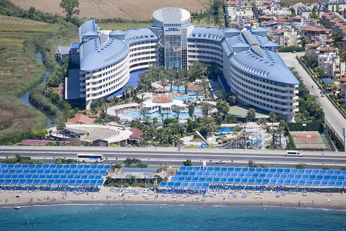 CRYSTAL ADMIRAL RESORT SUITES AND SPA