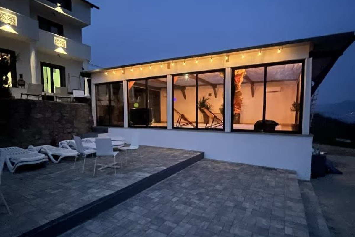. Riviera 990 Ambasador Camere de inchiriat
