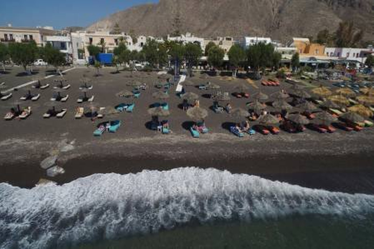 Sellada Beach (Perissa - Santorini)