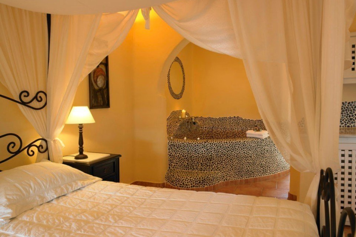Suites of the Gods Cave Spa Hotel (Megalochori - Santorini)