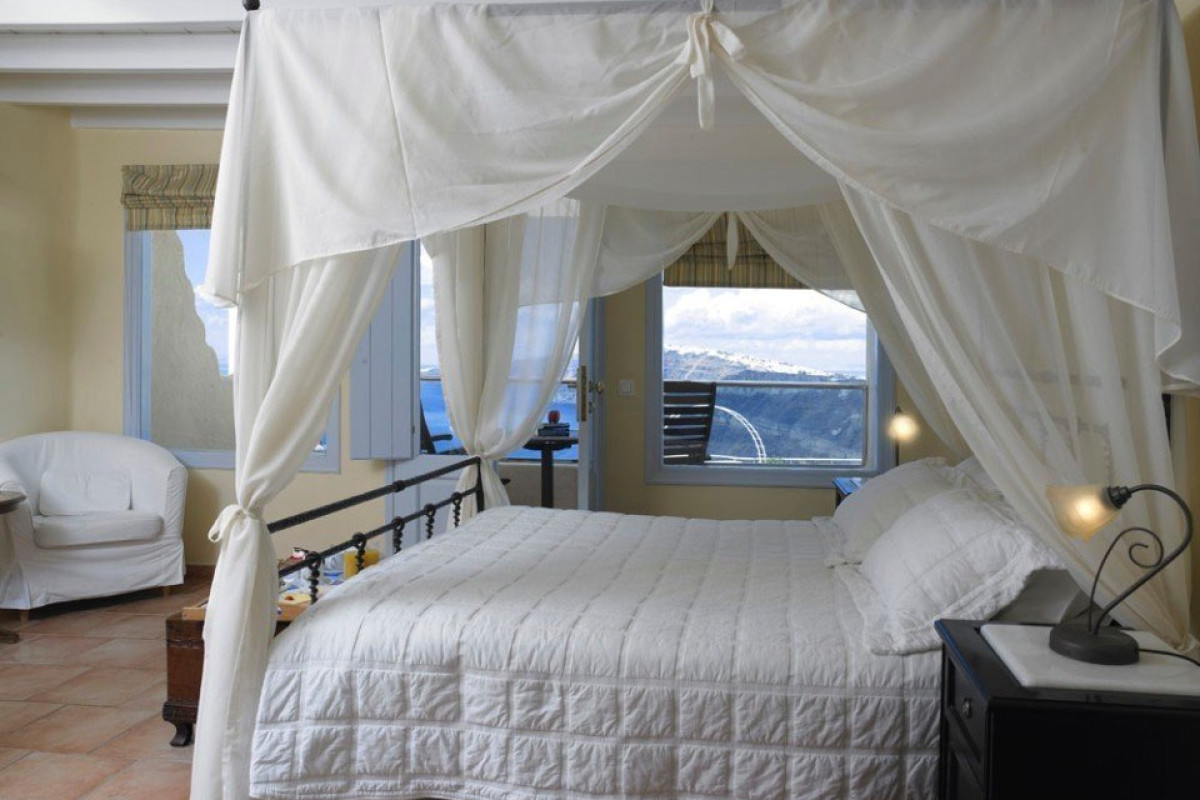 Suites of the Gods Cave Spa Hotel (Megalochori - Santorini)