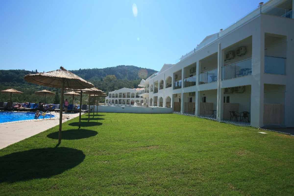 SAINT GEORGE PALACE (Agios Georgios)