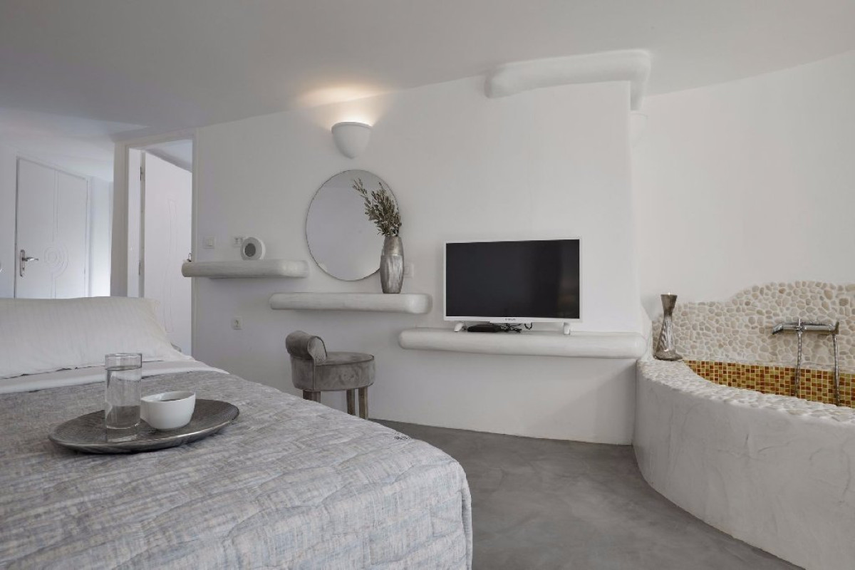 Suites of the Gods Cave Spa Hotel (Megalochori - Santorini)