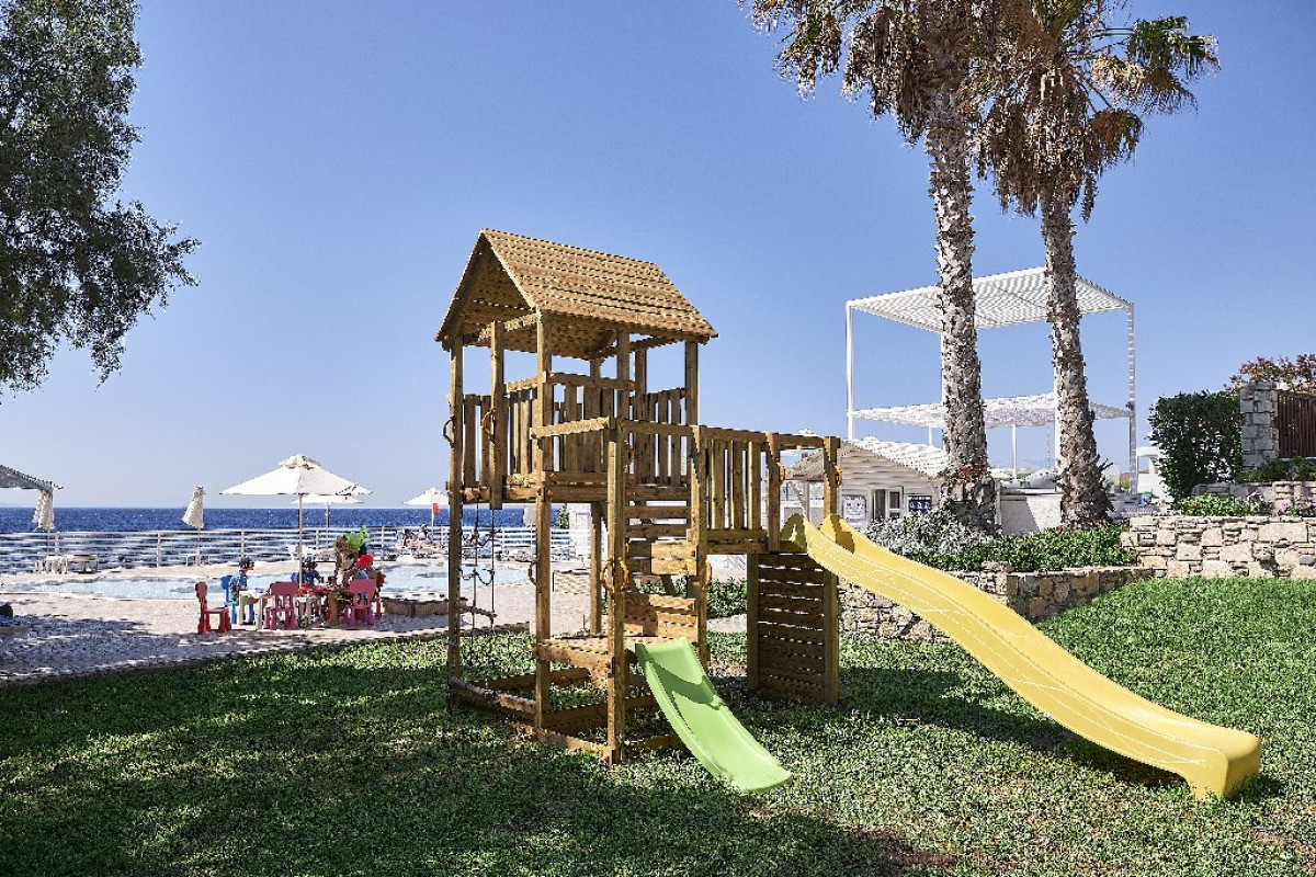 Dimitra Beach Hotel and Suites (Agios Fokas)