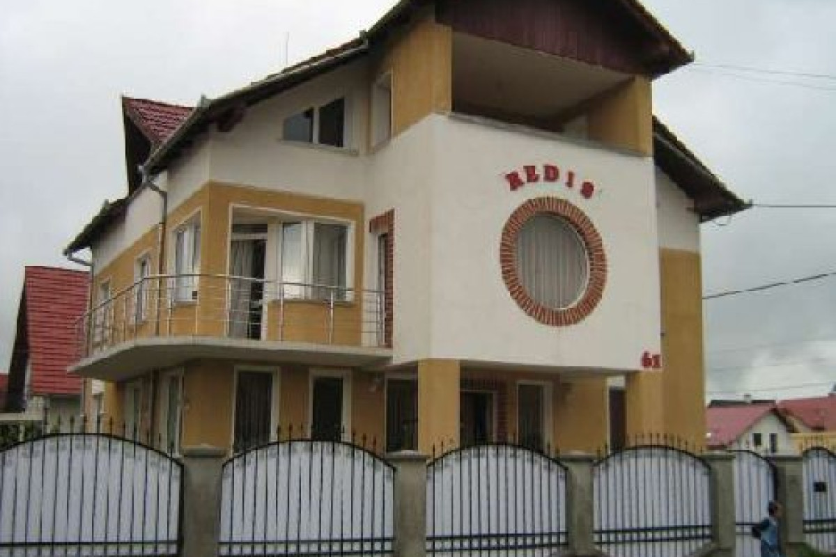 PENSIUNEA REDIS