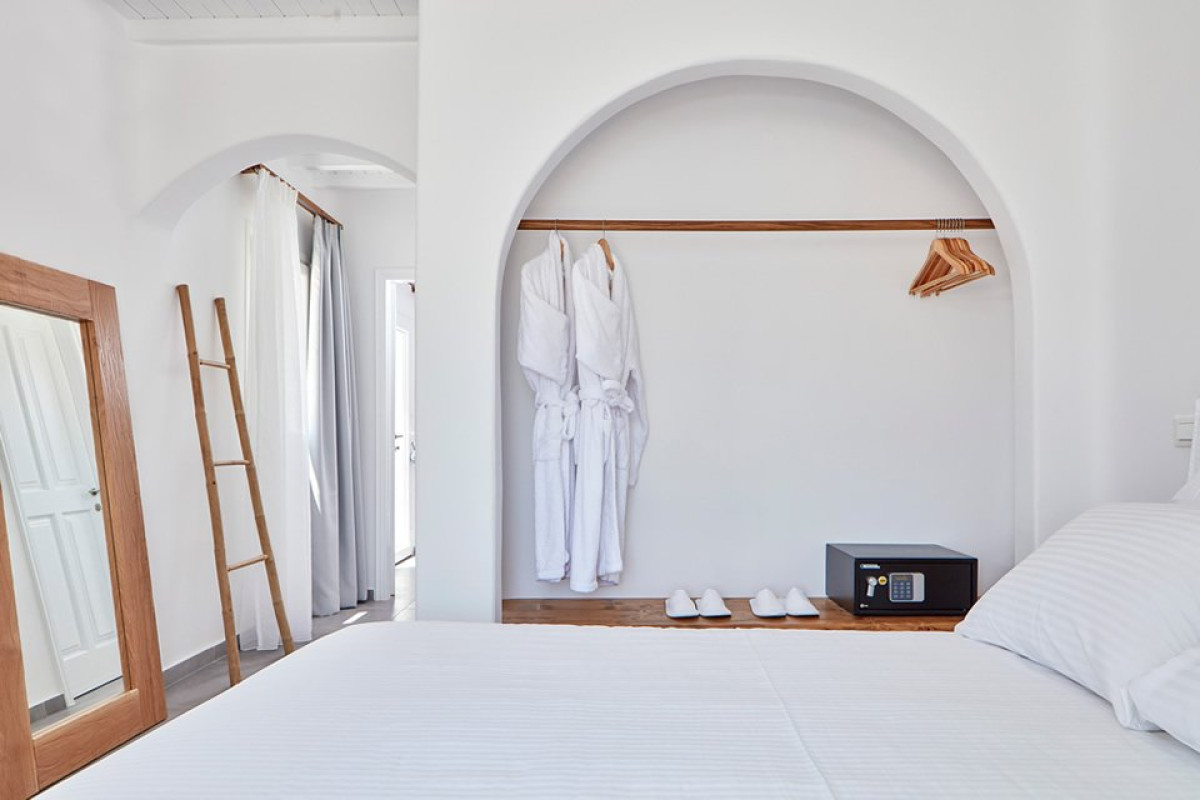 Mykonos Waves Beach House and Suites (K)