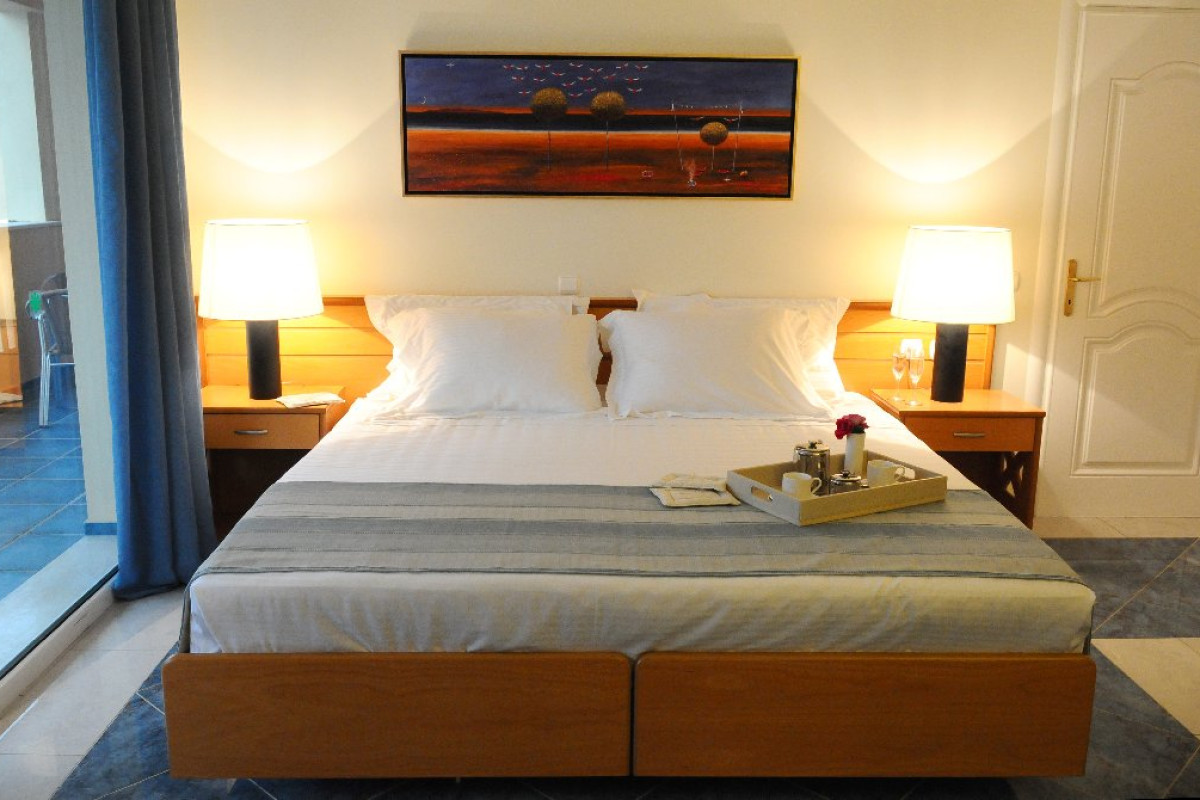 ITHEA SUITES HOTEL (Ermones) (C)