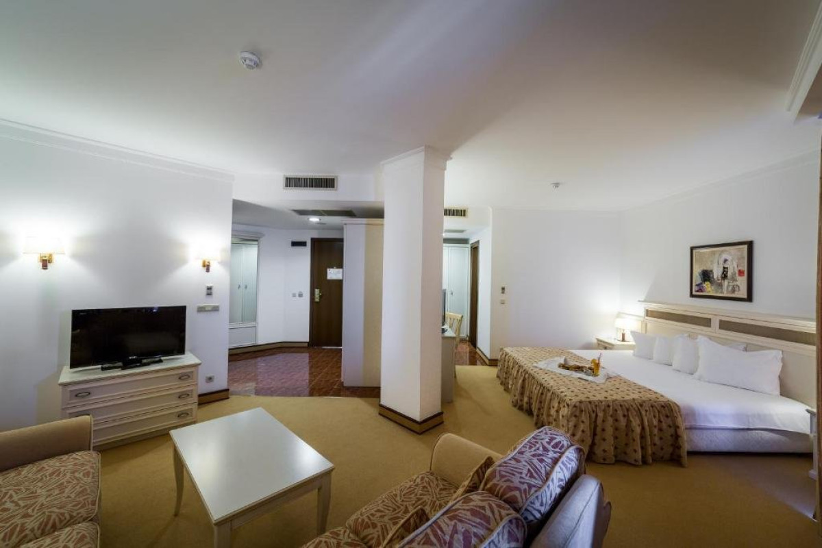 Royal Palace HELENA SANDS