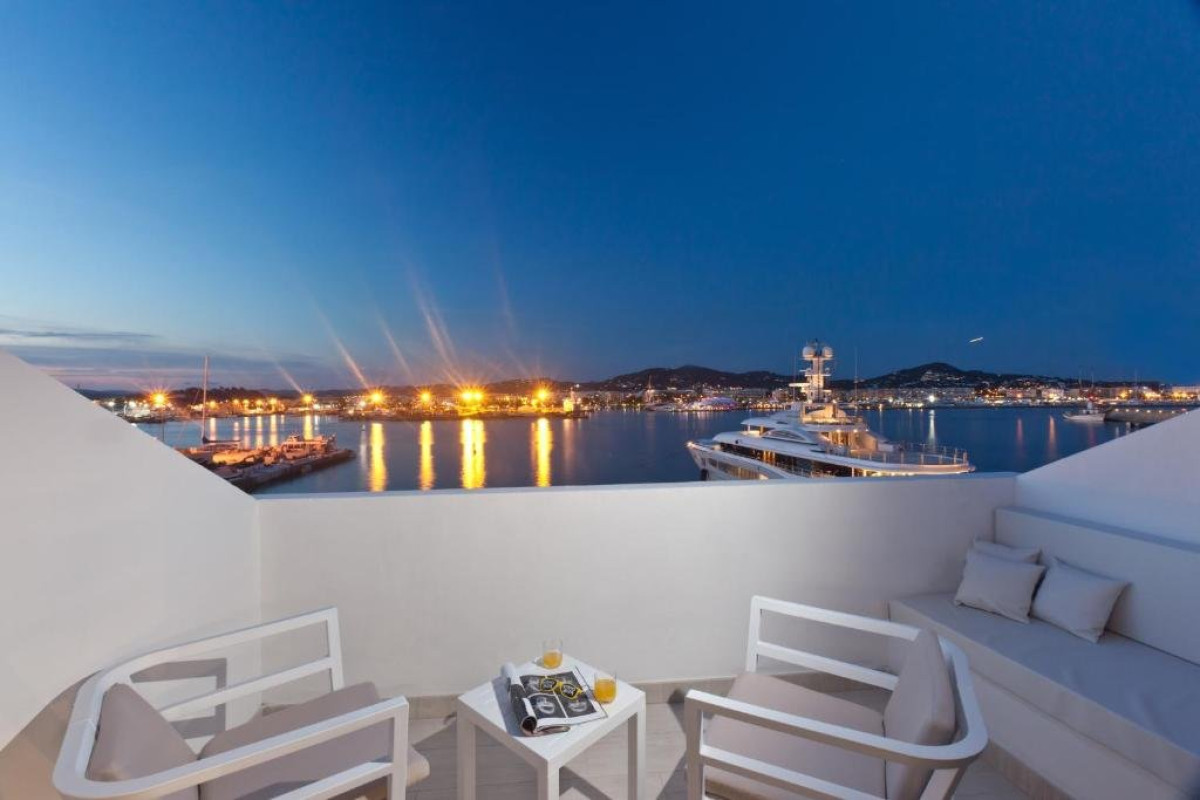 RYANS LA MARINA HOTEL