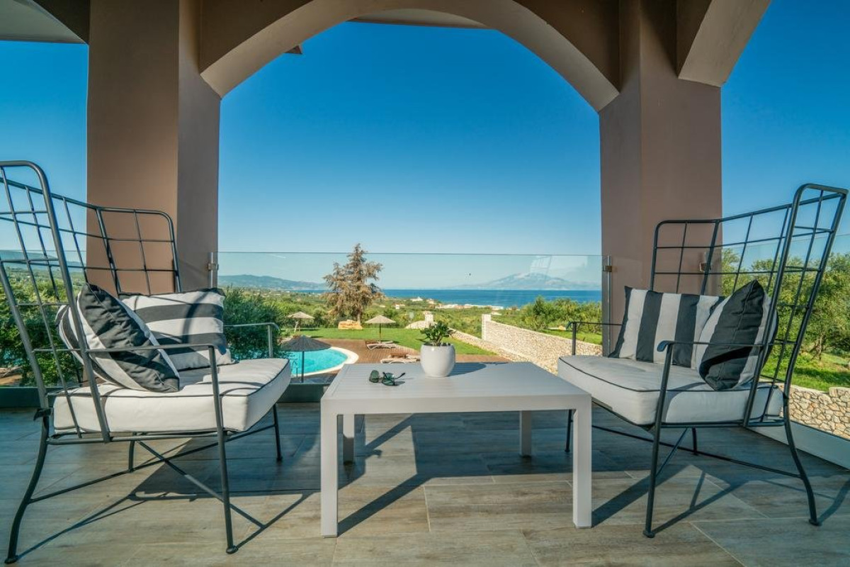 Elegance Luxury Suites (Tragaki)