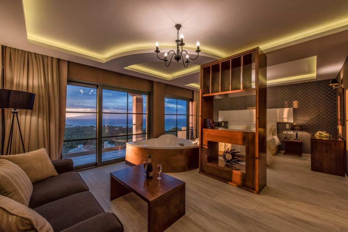 Elegance Luxury Suites (Tragaki)
