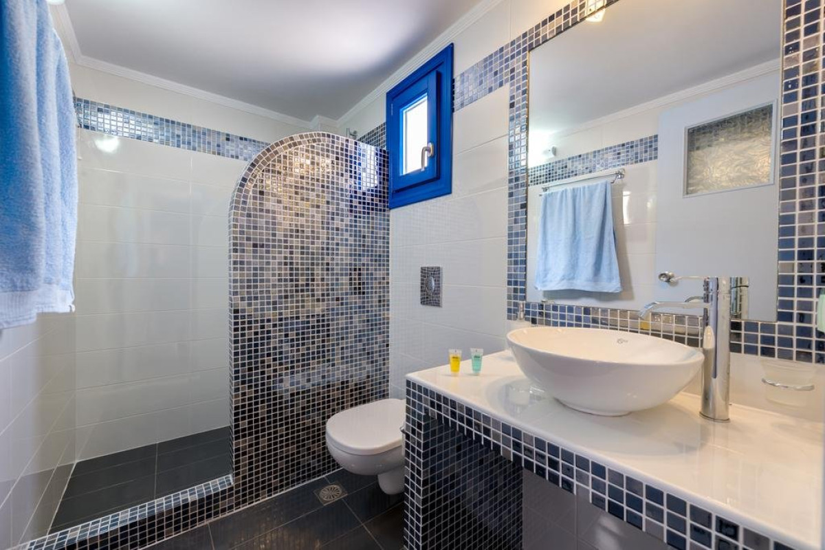 Akis Hotel (Kamari Santorini)