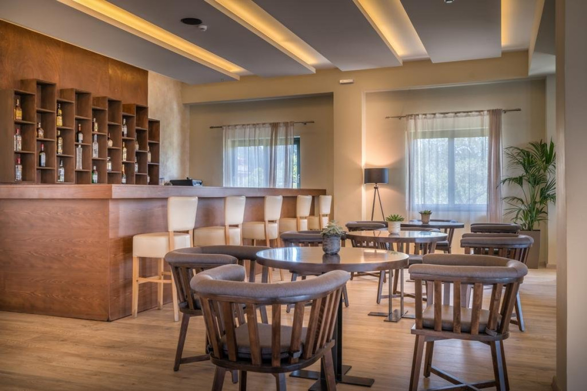 Elegance Luxury Suites (Tragaki)