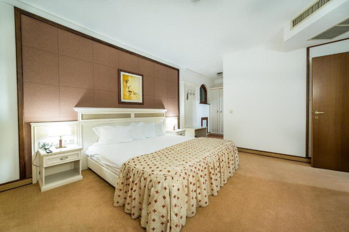 Royal Palace HELENA SANDS
