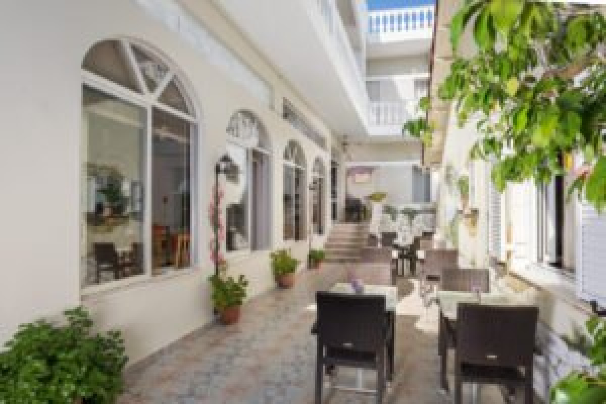 Bella Vista Hotel and Studios